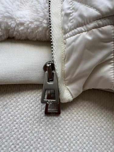 جاكيت كريستيان ديور الفاخر بالمسة الباريسية باللون...