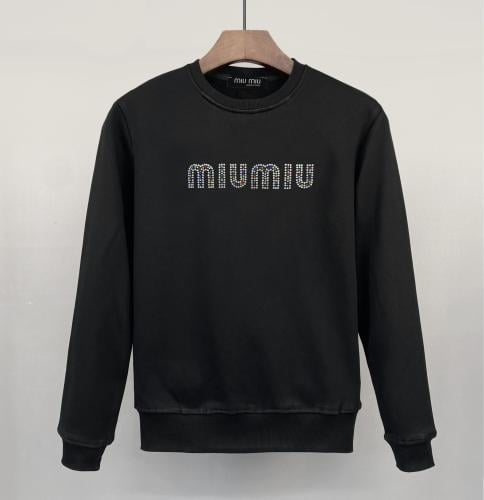 تيشيرت ميو ميو مزين بشعار الماركة