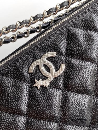 شنطة كتف شانيل بسلسلة وتأثير مبطن