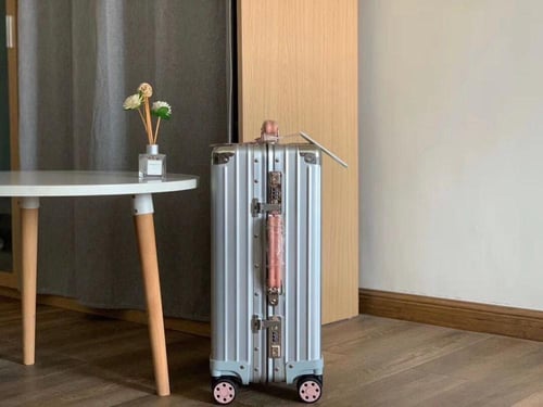 حقيبة سفر ريموا بتصميم فاخر