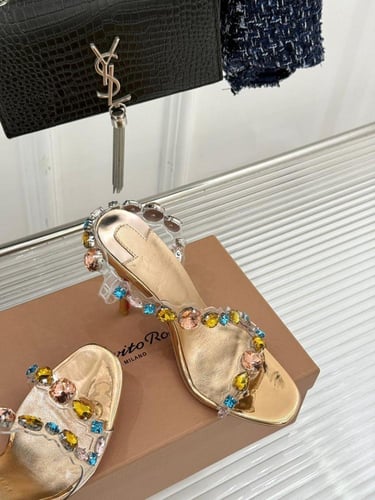 صندل روزا زي من كريستيان لوبوتان