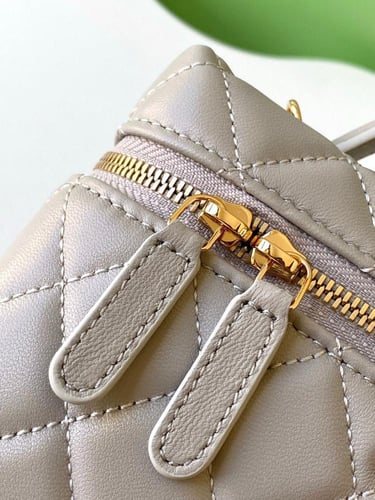 حقيبة شانيل 19 سم أيقونة فخامة