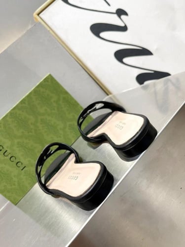 صندل جلد نسائي بشعار G المتشابك من Gucci