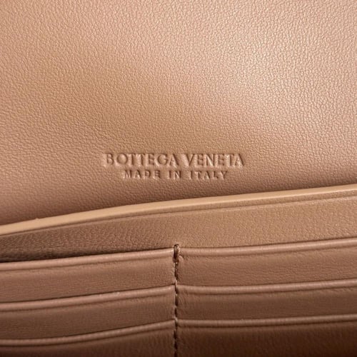 كلاتش نسائي Bottega Veneta بجلد إنتريتشياتو المضفّ...
