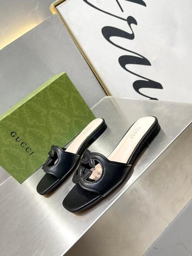 صندل جلد نسائي بشعار G المتشابك من Gucci