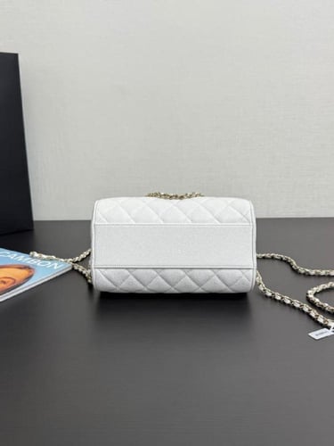 شنطة ميني بولينج من الكافيار شانيل