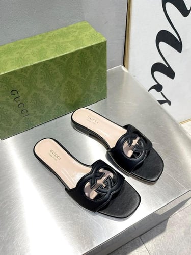 صندل جلد نسائي بشعار G المتشابك من Gucci