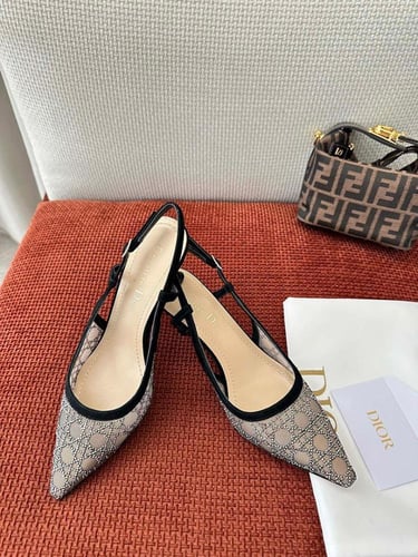 صندل ديور كابتشر سلينغباك