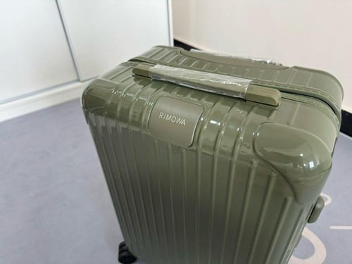 حقيبة السفر الفاخرة من ريموا باللون الزيتي