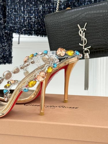 صندل روزا زي من كريستيان لوبوتان