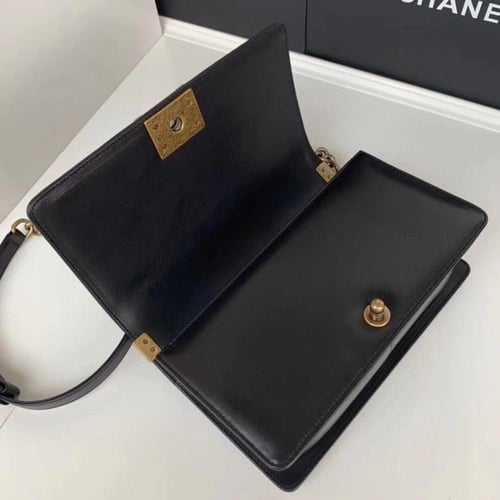 شنطة من الجلد الفاخر مبطن أسود