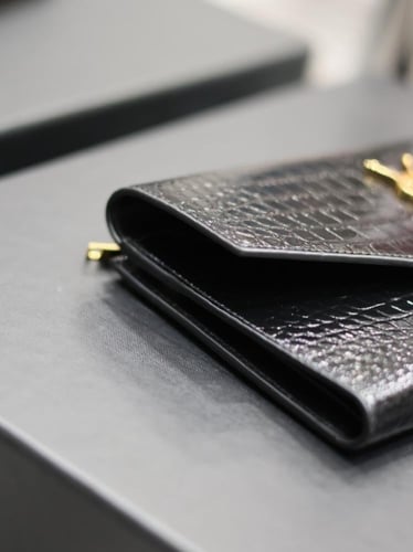 حقيبة اب تاون صغيرة جلد بنقشة جلد التمساح وسلسلة