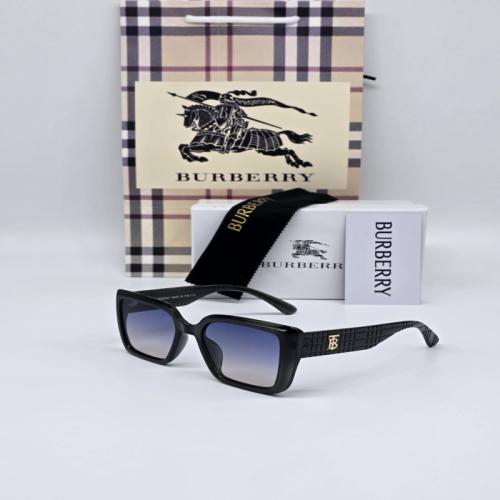 نظارة شمسية نسائية من ماركة بربري