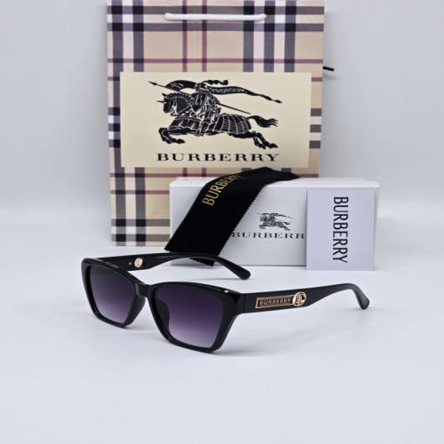 نظارة شمسية نسائية من ماركة بربري