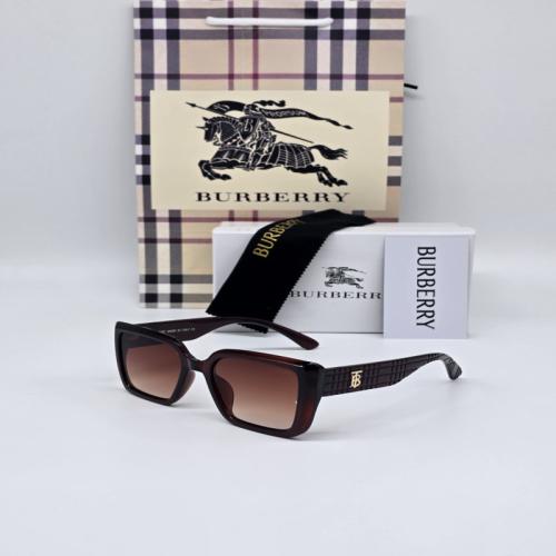 نظارة شمسية نسائية من ماركة بربري