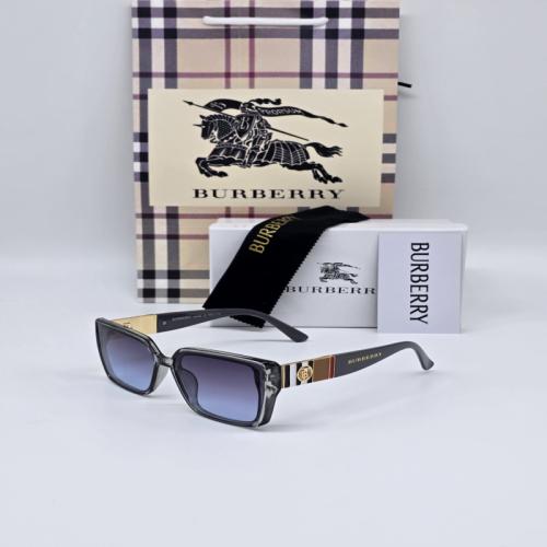 نظارة شمسية نسائية من ماركة بربري