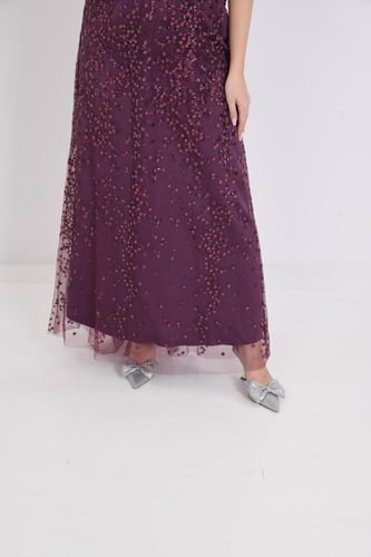 فستان سهرة بسيط وفاخر بتفاصيل مميزة