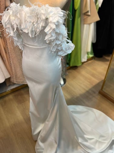 فستان ستان ابيض ب ذيل