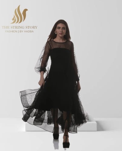 فستان اسود منقط