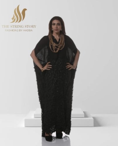 جلابية بأطراف ورود ذهبية