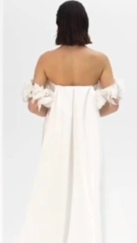 فستان ستان ابيض ب ذيل