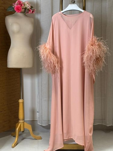 جلابية نسائية بقصة V وأكمام ريش فاخرة – متوفرة بال...