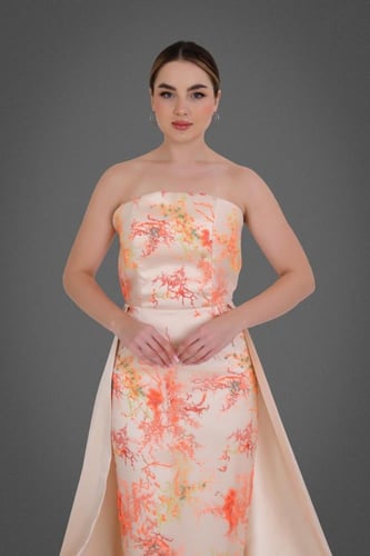 فستان سهرة فاخر مصنوع من التل المطرز