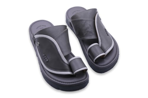 حذاء شرقي إيطالي من ماركة فورا باللون الرمادي