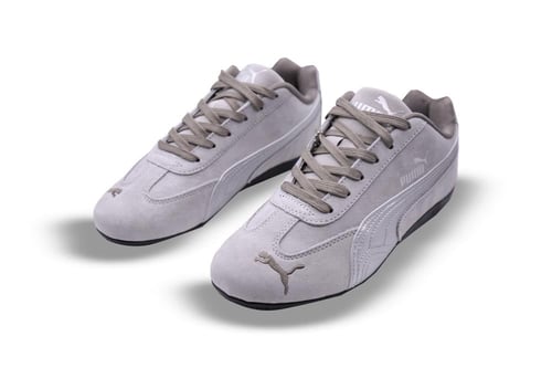 حذاء puma باللون الرمادي والسيلفر
