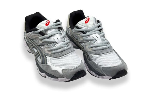 حذاء أسيكس فضي معدني وأسود