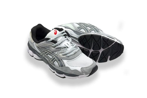 حذاء أسيكس فضي معدني وأسود