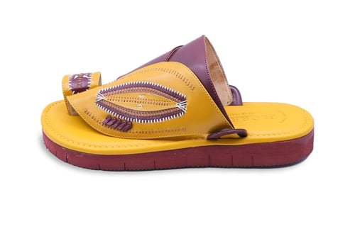 حذاء بنقشة العيون اصفر وعودي