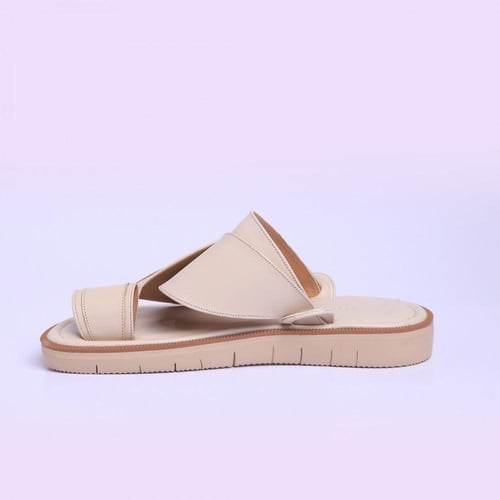 حذاء شرقي إيطالي باللون الكريمي