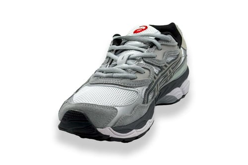 حذاء أسيكس فضي معدني وأسود