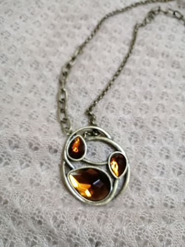 عقد كريستال بسلسال نحاسي طويل