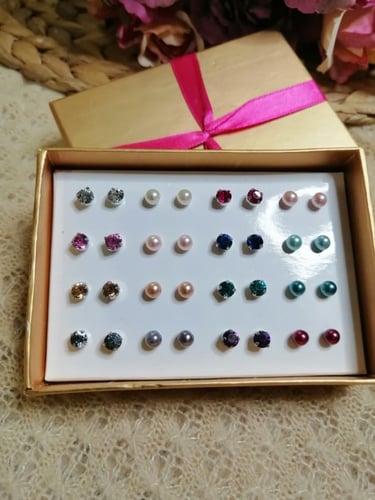 حلق بألوان متعددة وعلبة هدايا Avon