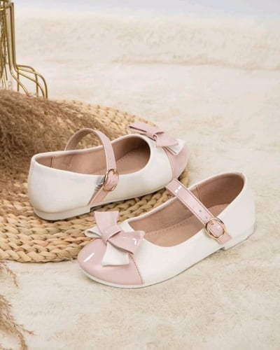 حذاء بنات أنيق أبيض لامع