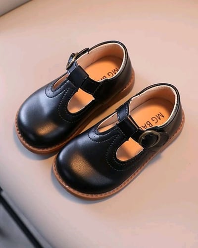 حذاء بناتي كلاسك لون أسود