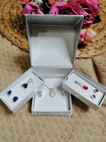 طقم مزدوج بثلاثة ألوان مع حلق وسلسال فضي