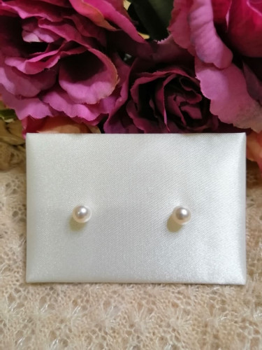 حلق لؤلؤ أبيض