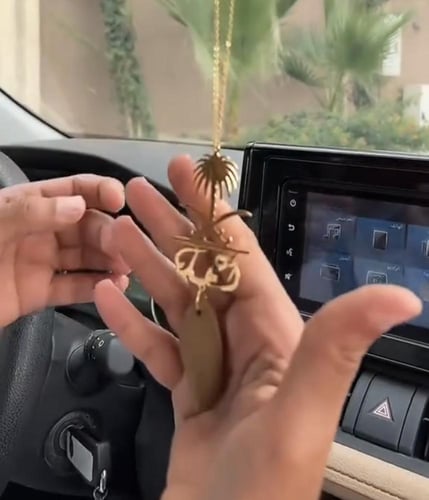 تعليقة سيارة سيفين ونخله بالاسم