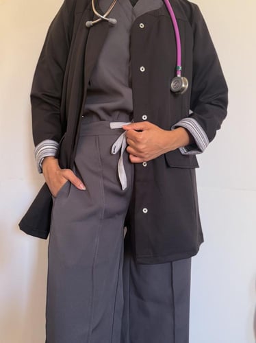 Formal-scrub-jacket- رمادي واسود