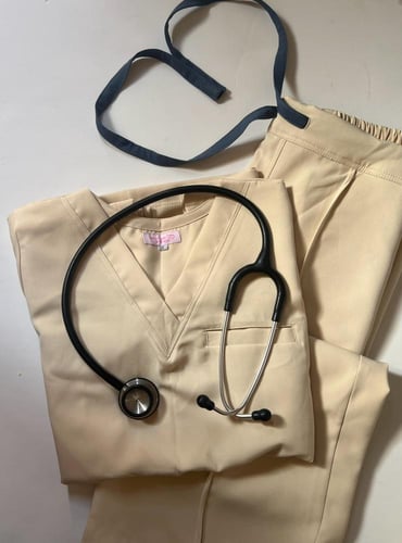 Formal scrub - بيج