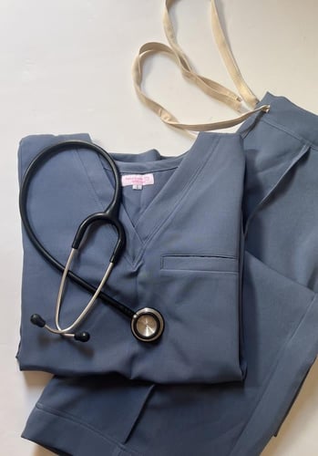 Formal scrub - ازرق على رمادي