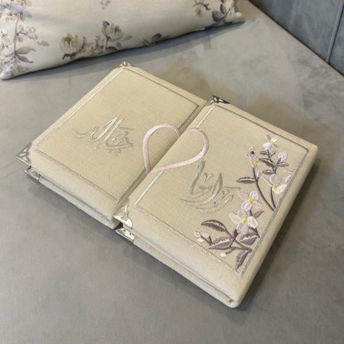 طقم المصاحف الثنائي (إصدار الكتان الفاخر).