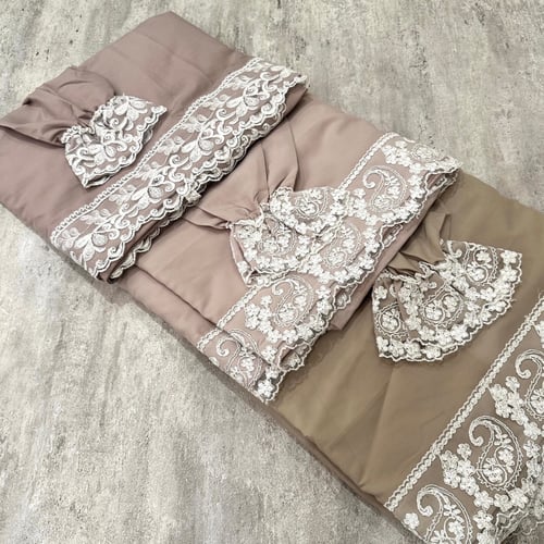 شرشف صلاة بأطراف الدانتيل