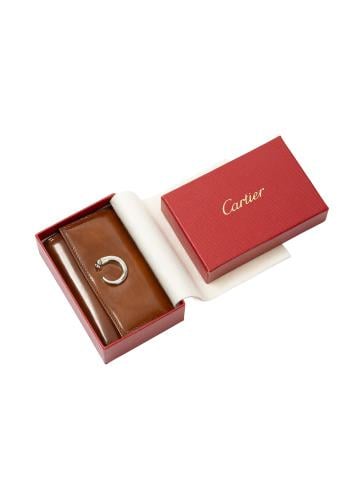 محفظة من مجموعة "Panthère de Cartier" أو "النمر" هو الأيقونة الأكثر شهرة وجرأة في تاريخ دار كارتييه الفرنسية ، المحفظة تعتبر من ال...