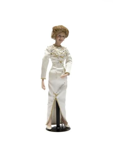 دمية “Diana in Saudi Arabia” من إصدار الشركة المتخصصة بالدمى ‏The Ashton-Drake Galleries ضمن مجموعة Diana: Her World of Fashion وص...