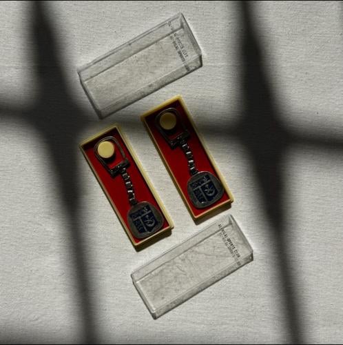 ميدالية قديمة بشعار نادي الهلال السعودي