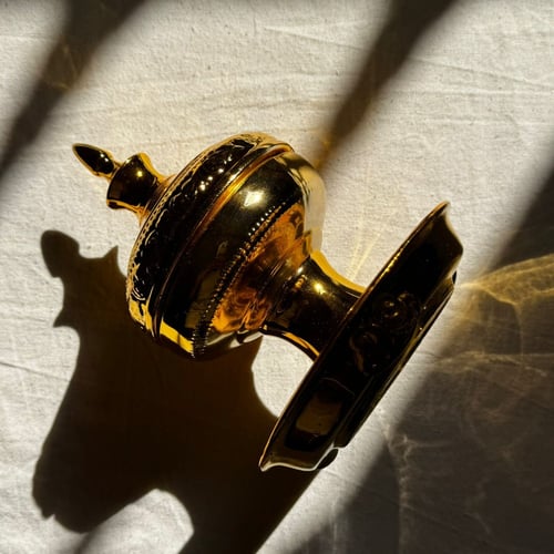 ⠀ مبخرة بورسلان قديمة جداً باللون الذهبي